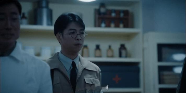 拿着手术刀做着刽子手 这部剧的敢拍程度让人敬佩！手术刀从救人工具变成杀人利器，赤