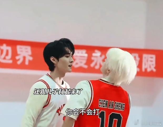 小伙追妻结果被儿子揍了短剧天花板来了！财阀大佬重生变醋王，追妻路上疯狂吃醋，儿子