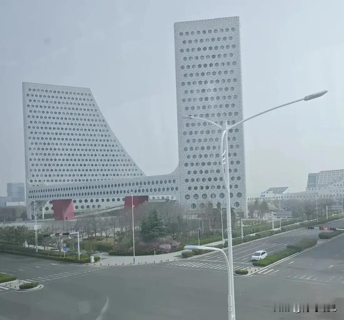 青岛蓝谷，世界蓝谷！蓝谷房产泡沫破裂，烂尾成片，还能发展起来吗？

曾经火爆的青