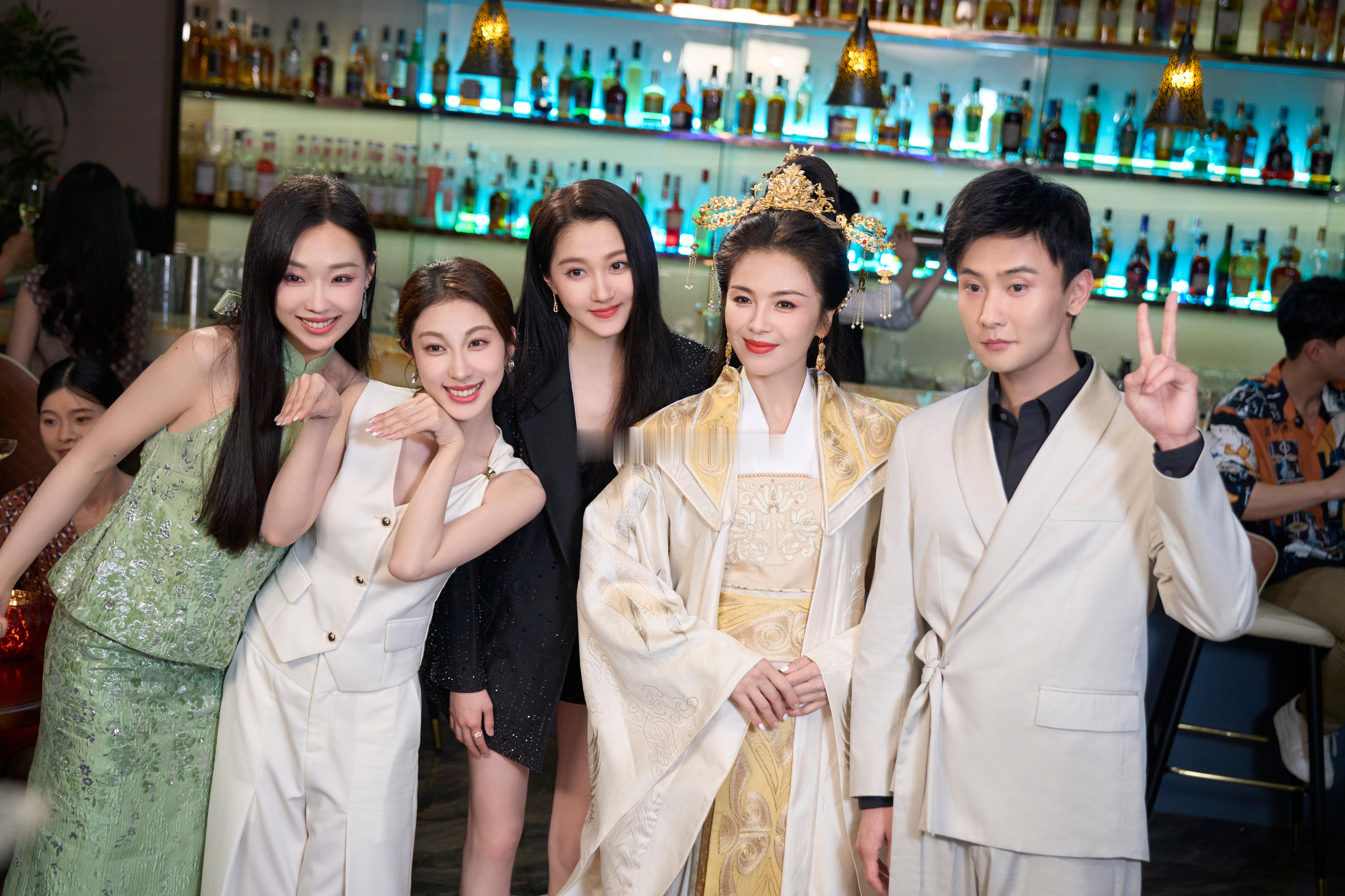 以前就特喜欢小婉和管乐，第一次知道他俩也就是青蛇白蛇的小品，真是挺有意思的，没想
