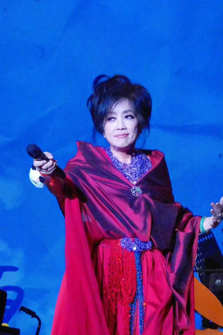 齐豫回应70岁上歌手齐豫在深圳演唱会上正面回应了，她说有个“野心”，重新定义70