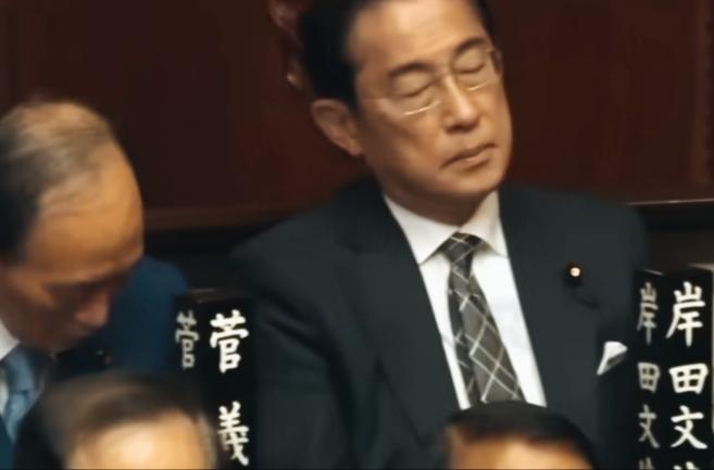 日本开会名场面，四位前首相这是集体犯困了吗？
像不像老师在前面讲课，学生坐下面听