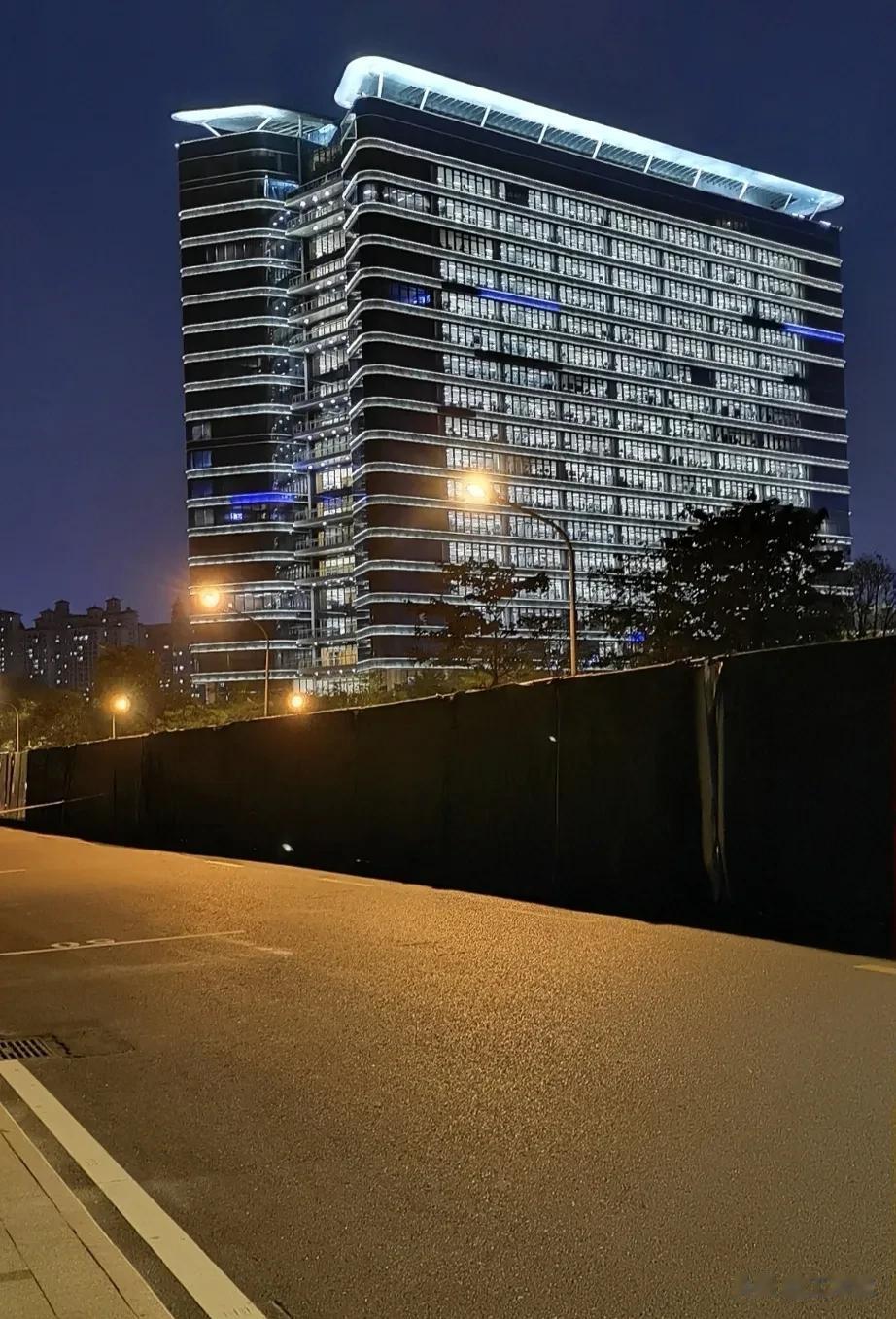 华为20万员工，996是常态，即便深夜，办公大楼灯火通明，很多人为了赶进度连夜加