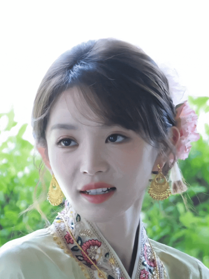 田曦薇这张脸真的超小超精致，笑起来甜甜的！