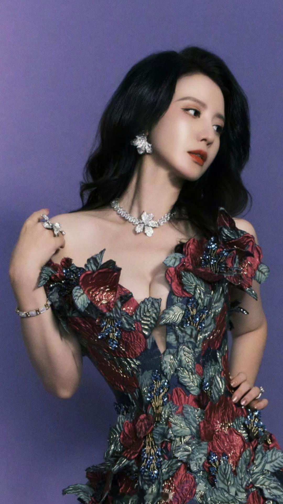 张萌2024腾讯视频鹅剧派对百花深V礼服造型💐 ​​​