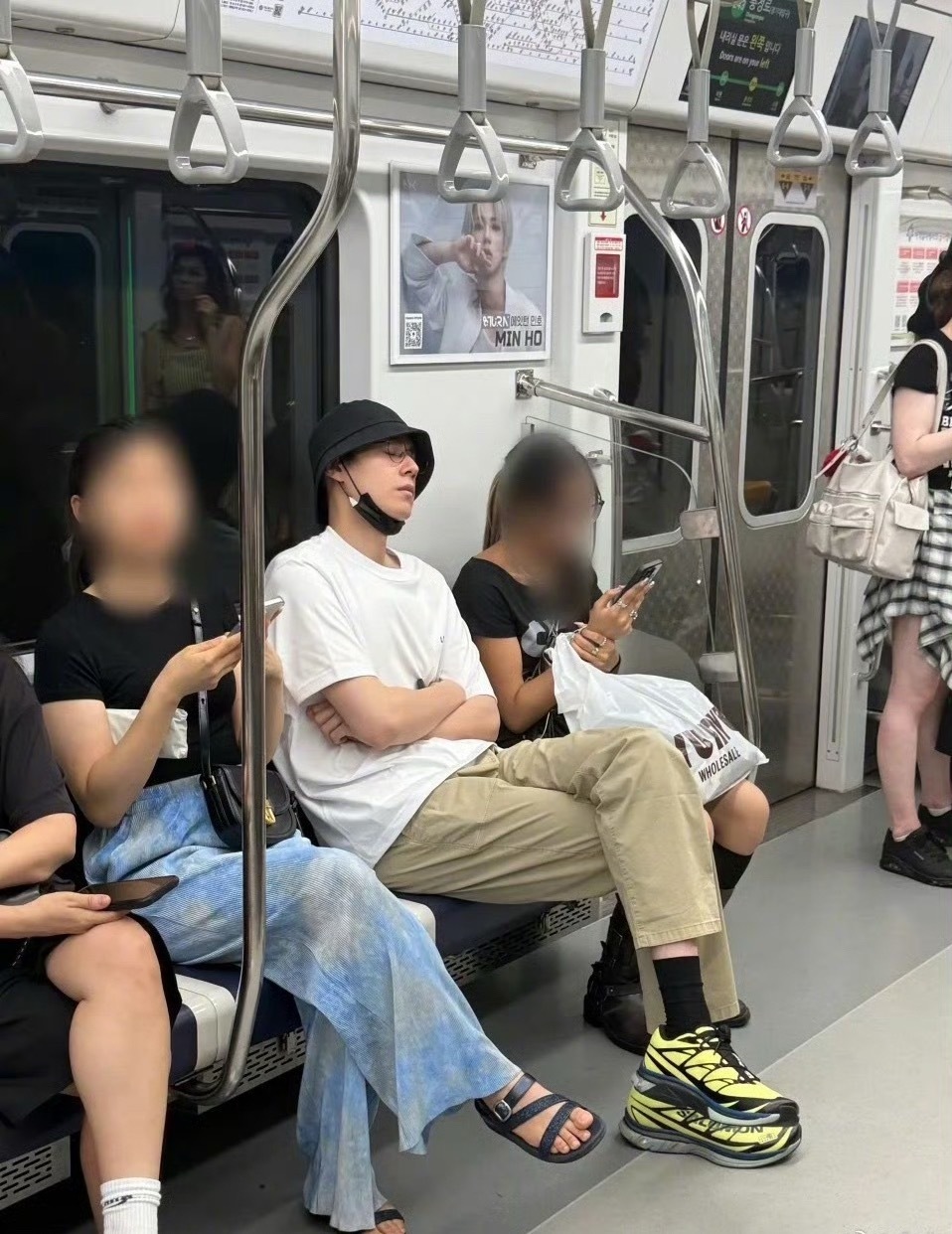 偶遇胡一天韩国坐地铁有网友偶遇胡一天韩国坐地铁假寐，这个素颜状态真的太好了 偶遇