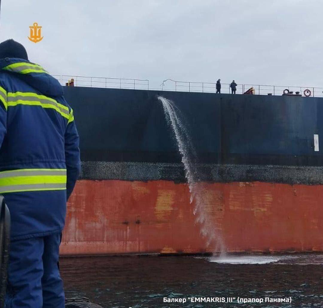 据乌克兰海军消息，俄罗斯无人机袭击了抵达敖德萨港装载小麦的"埃玛克里斯三世"号和