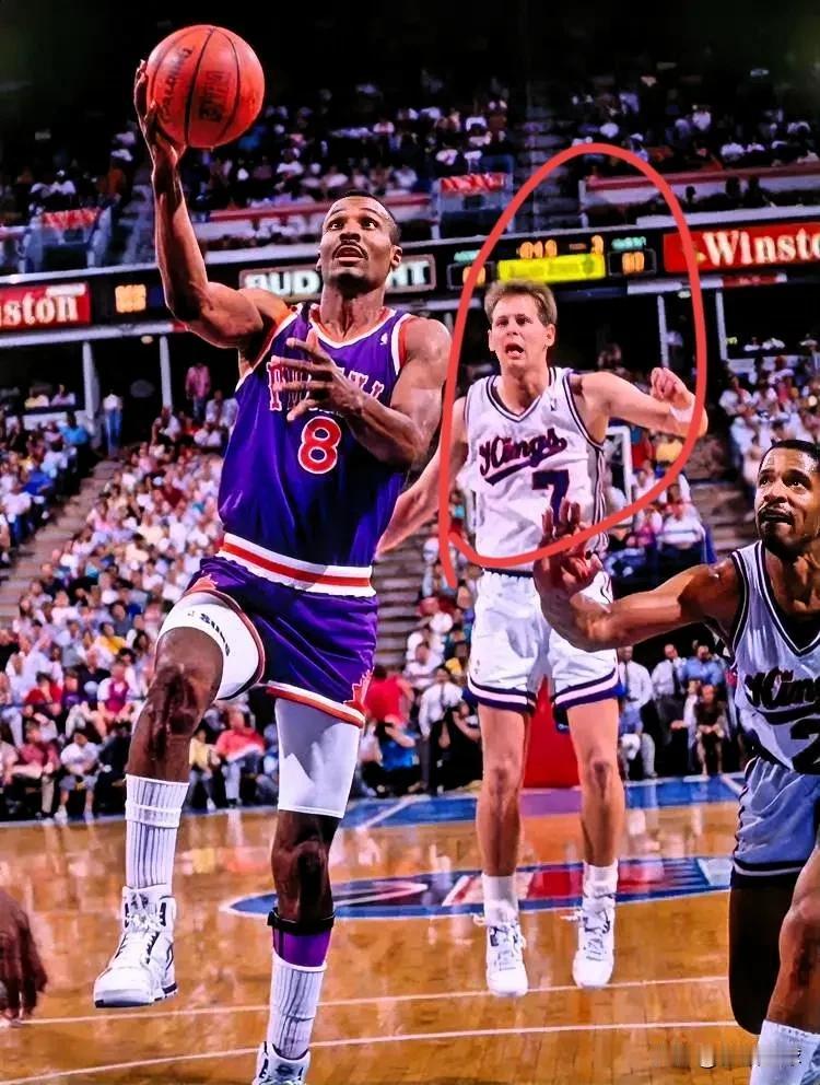 前NBA球员埃迪·约翰逊怒斥小里弗斯！

昨天里弗斯在播客节目中称詹姆斯得分手段