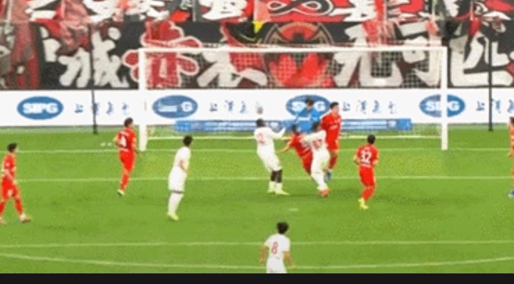 颜骏凌对这个球怎么解释？上一场一个丢球对自己后卫严厉批评，为何不挡球！那今天这个