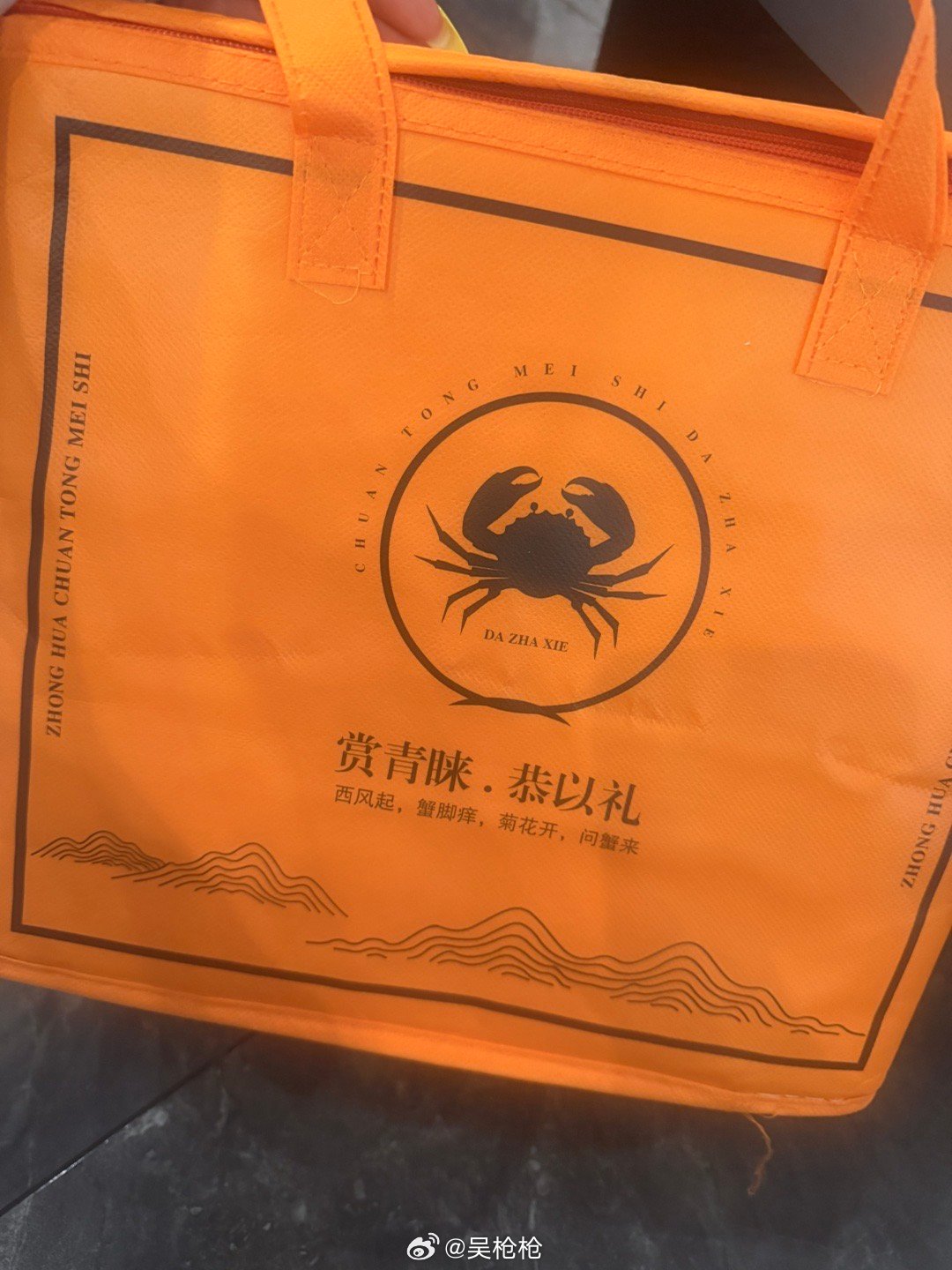 今天家里都懒得做饭 打算吃外卖一开门发现师兄送的大闸蟹到了打开一看 8只 而且每