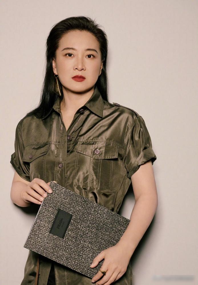 贾玲米兰瘦脱相，大家却骂她脸垮像姜昆，根本没变美？
 
她一身焦糖皮风衣，梳大背