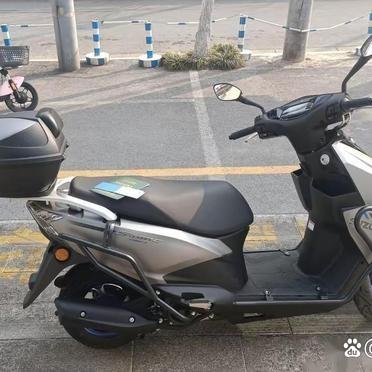 普通人撕掉车标，你很难分清哪台是铃木，哪台是豪爵。
它们用着同一个车架，套着同一