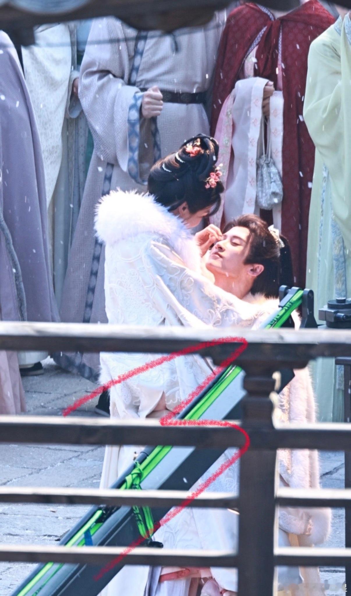 檀健次卢昱晓举高高抱路透檀健次卢昱晓何不同舟渡雪中抱 溢出屏幕的幸福 