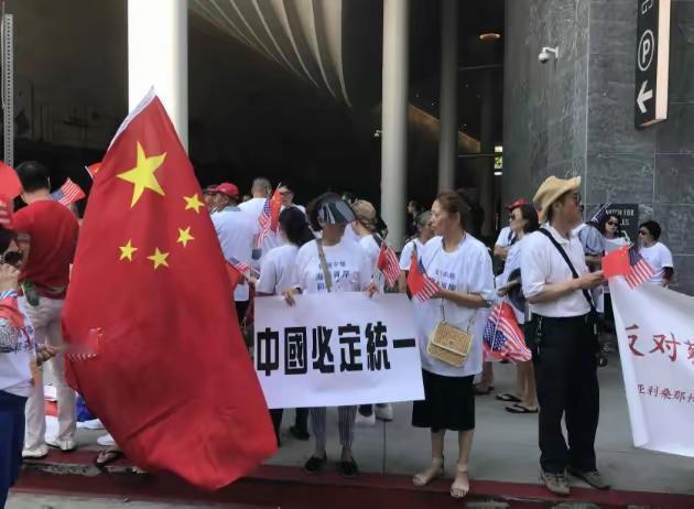 对于台湾省，国内的首要工作是加强统战，为和平统一做最后的争取，达不成目的，则武统