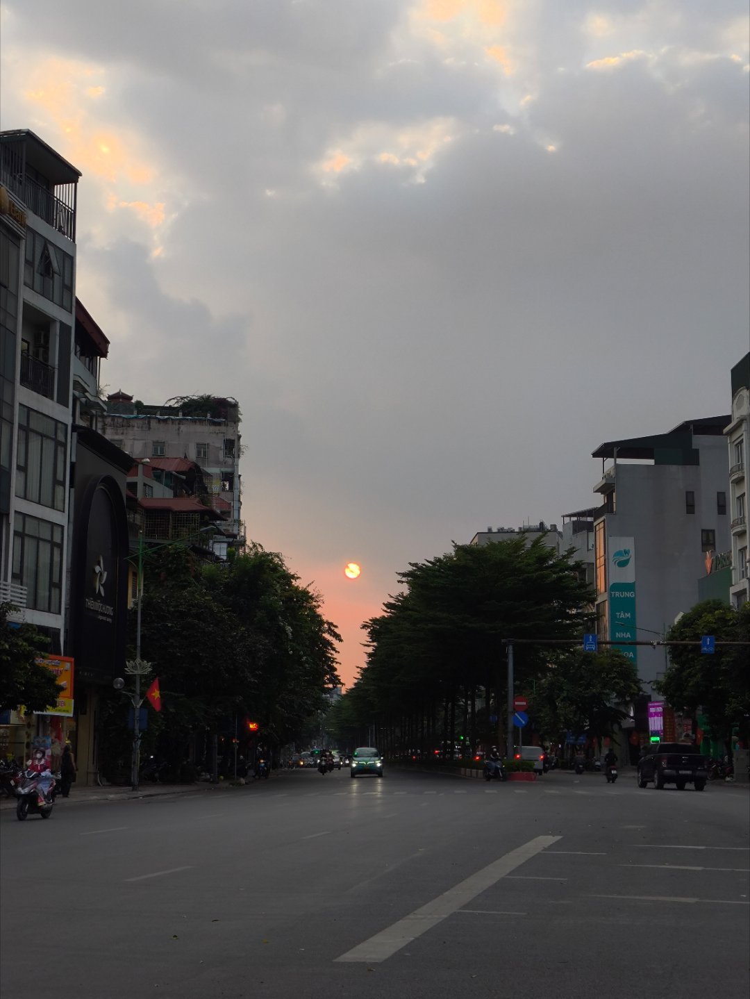河内之所以叫“河内”，也是亲身到了才知道。老城所在的还剑湖区域，正被宽广的红河包