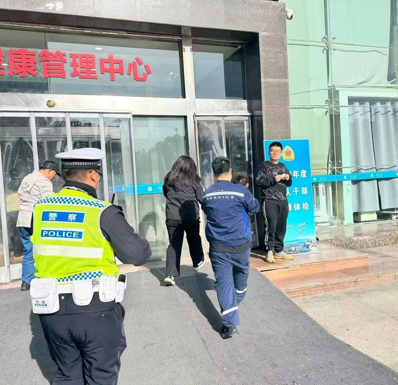 4月1日，交管未央大队辛家庙中队民警在太华路与玄武路路口执勤时接群众求助，一名幼