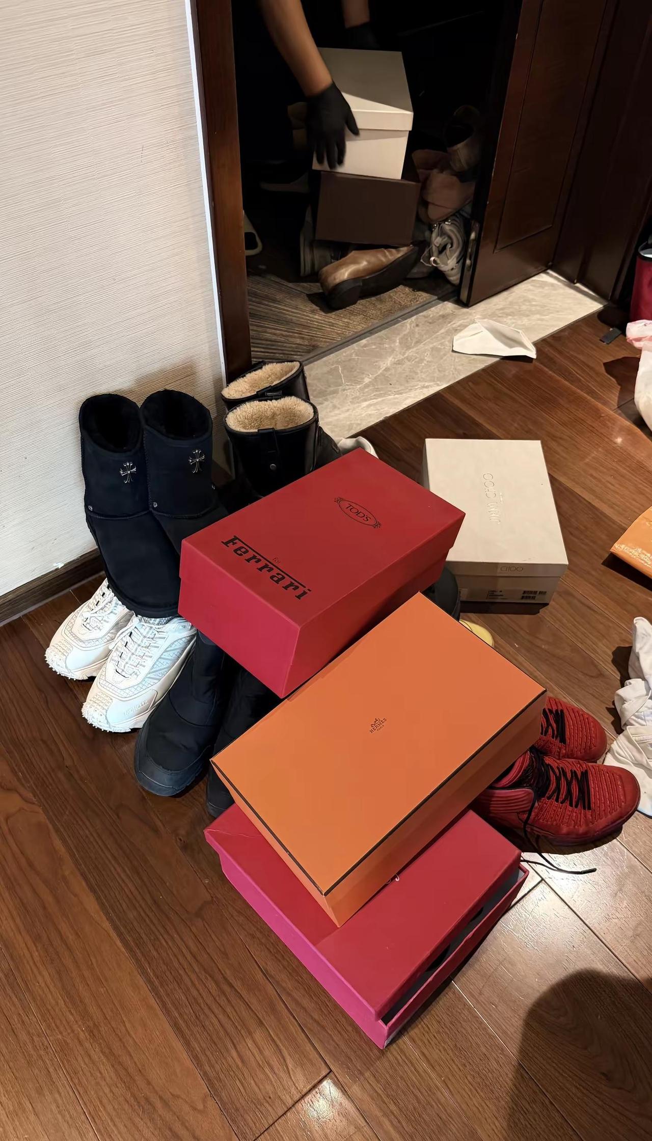 难怪之前会分手…前女友送了好多鞋子给我…现在想想，不分手才奇怪吧？她真的太喜欢买