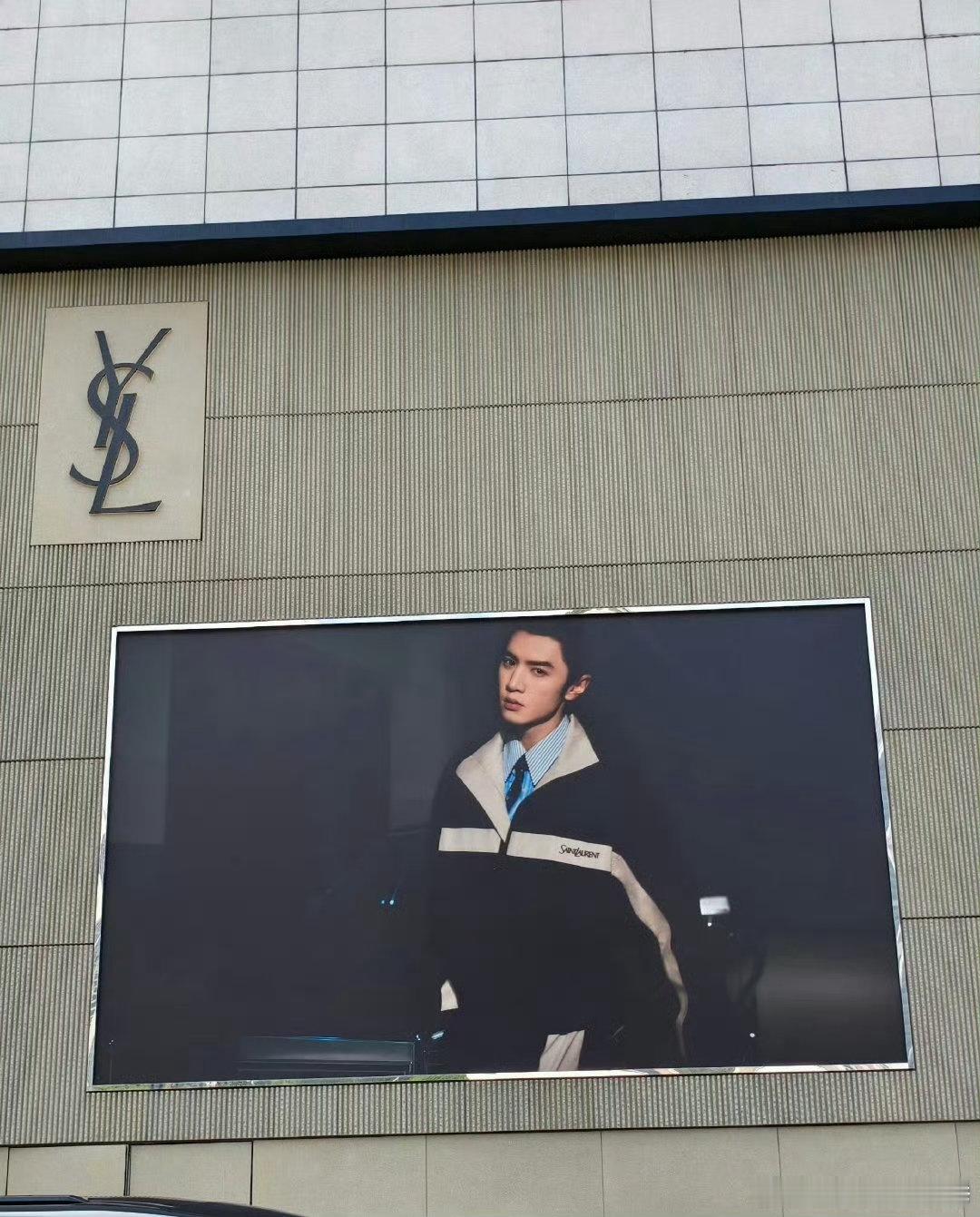 陈哲远新title含金量陈哲远地广能见度从之前受邀独自奔赴巴黎男装周看秀，到如今