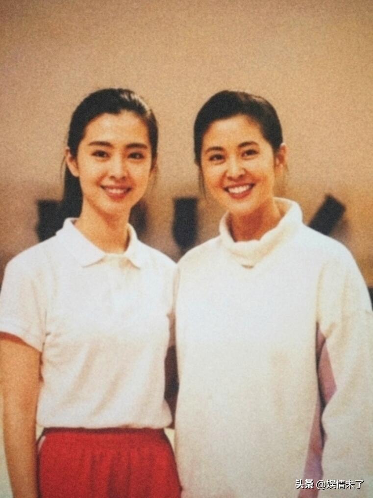 王祖贤倪萍长的有点像 
1992全明星篮球赛倪萍王祖贤合照，还别说，倪萍老姐姐年