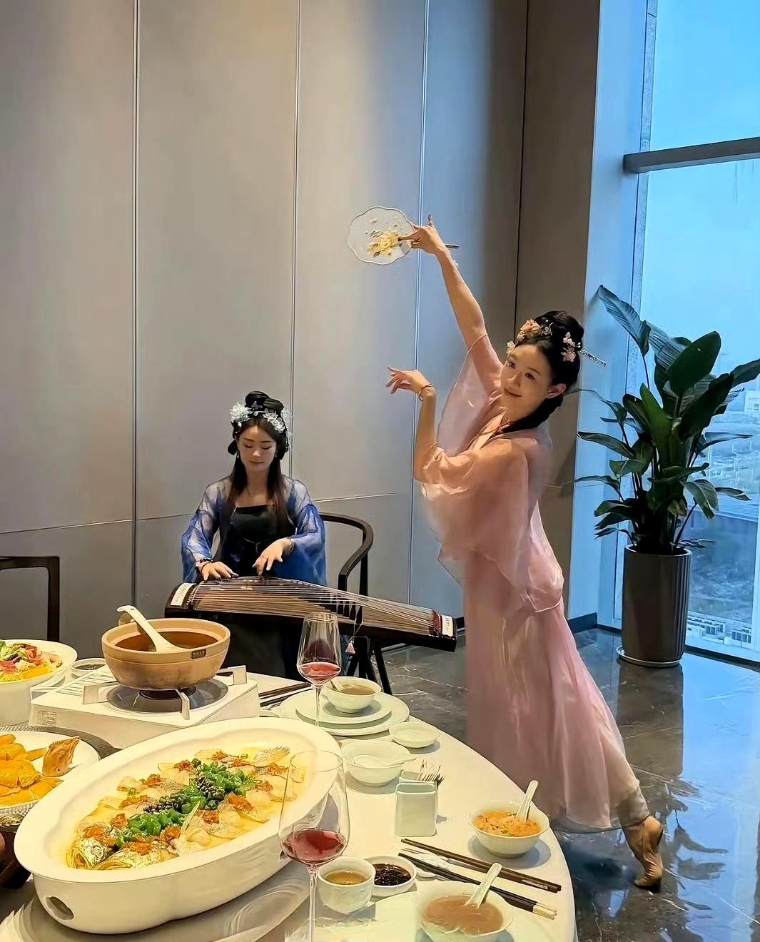 这饭局有点高端。[笑哭]