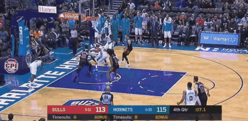 扎克拉文，放到货架上很久了，一点市场没有呢？三流球星配上四千万合同真是太造孽了。