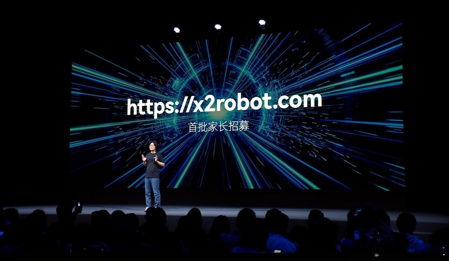 自变量今天直接给时间表了——35天，5月25日，机器人要住进真实家庭。不是实验室