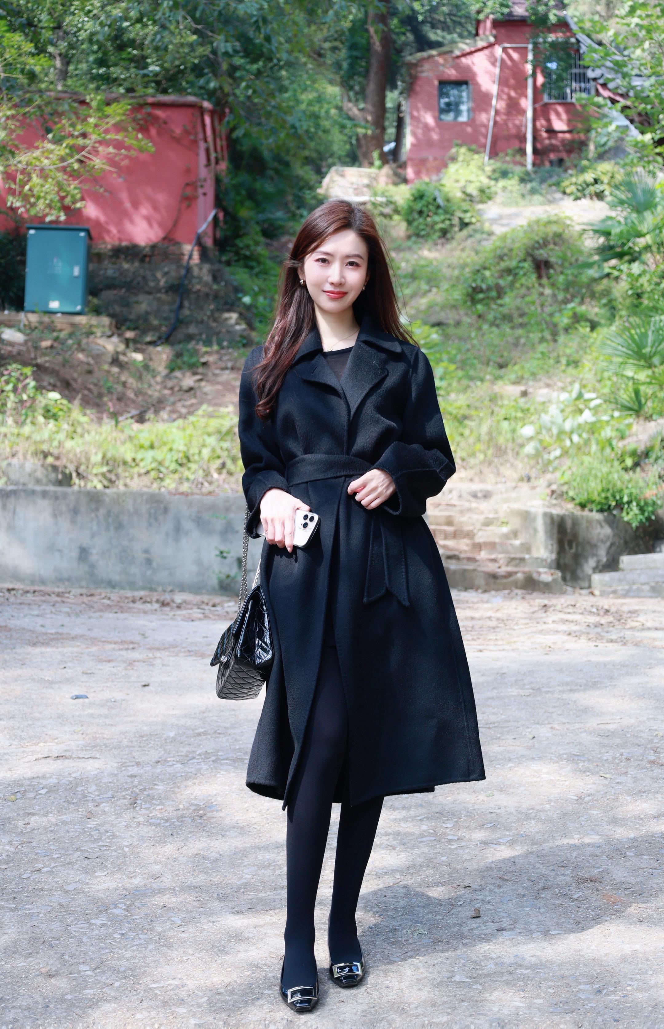 心静悄悄 天高高 路上有个路标 似乎指向山顶的庙