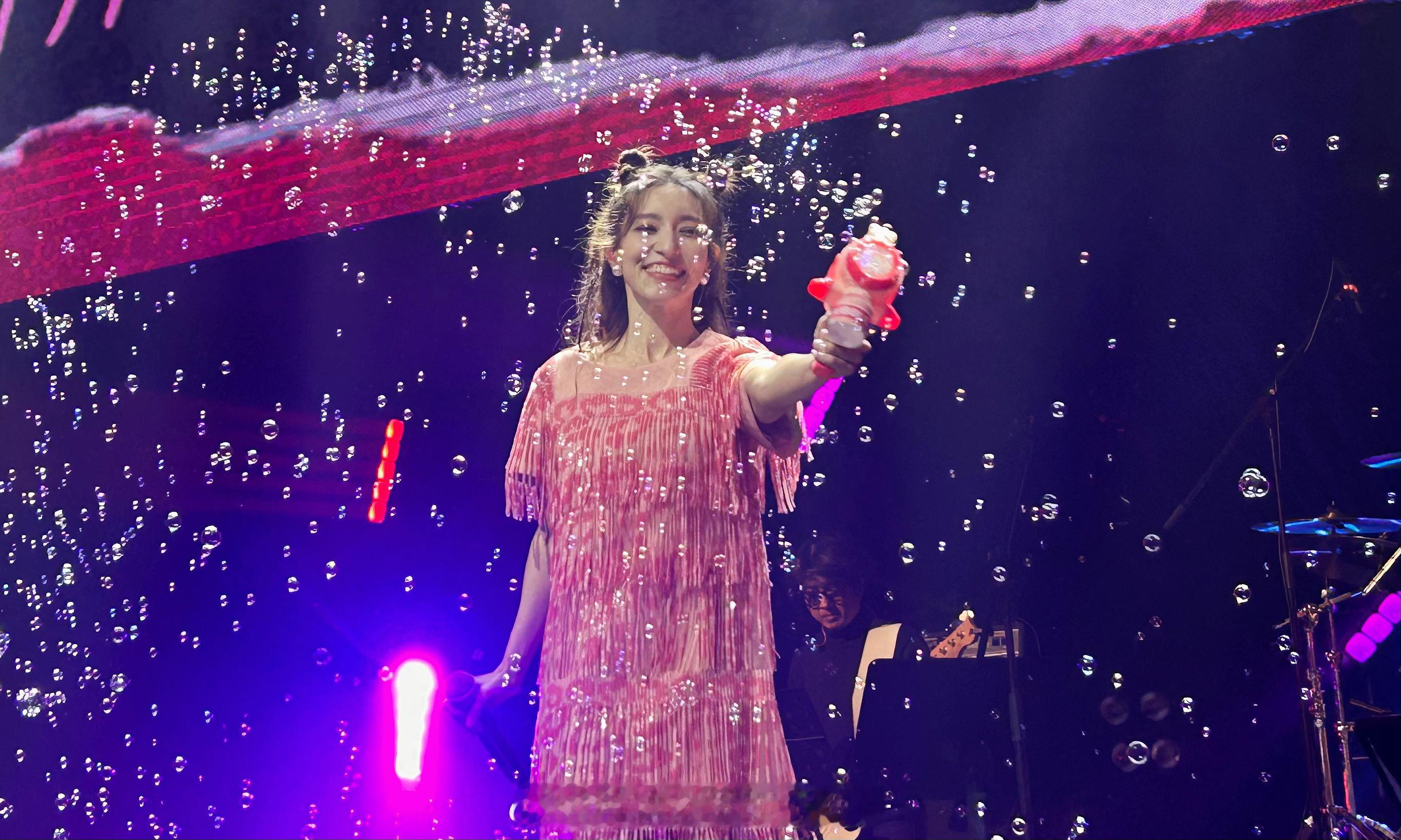 #下雨天 难听# 这几个人干啥呢这是就各唱各的较劲是吧[允悲] 就法国姐姐唱的对