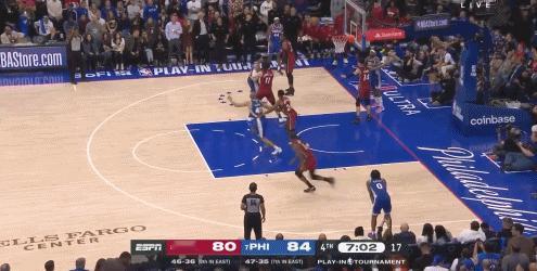 NBA赛场之巴特勒机制抢断一条龙暴扣！
  这是巴特勒本场比赛的第5个抢断了，几