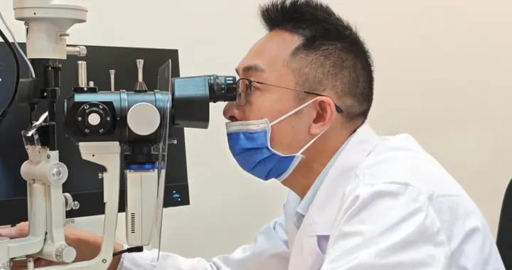 美籍华人万里归国求医 武汉专家巧施“晶体置换术”助其重获全程清晰视力