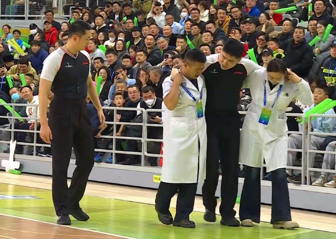 看来干篮球裁判也有风险啊！今晚俱乐部杯的主裁判李津在执法时受伤，当时他并没有与其