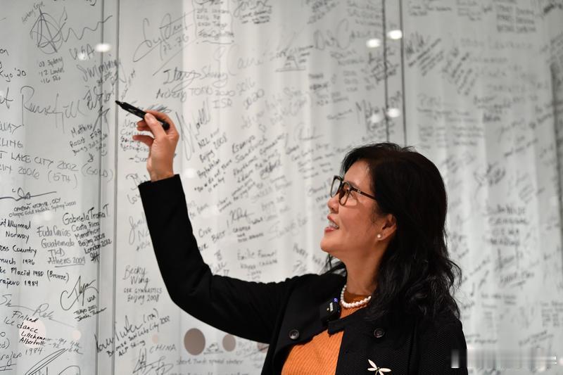 中国女排国家队前主教练郎平24日在国际奥委会总部获颁2025年度国际奥委会教练员