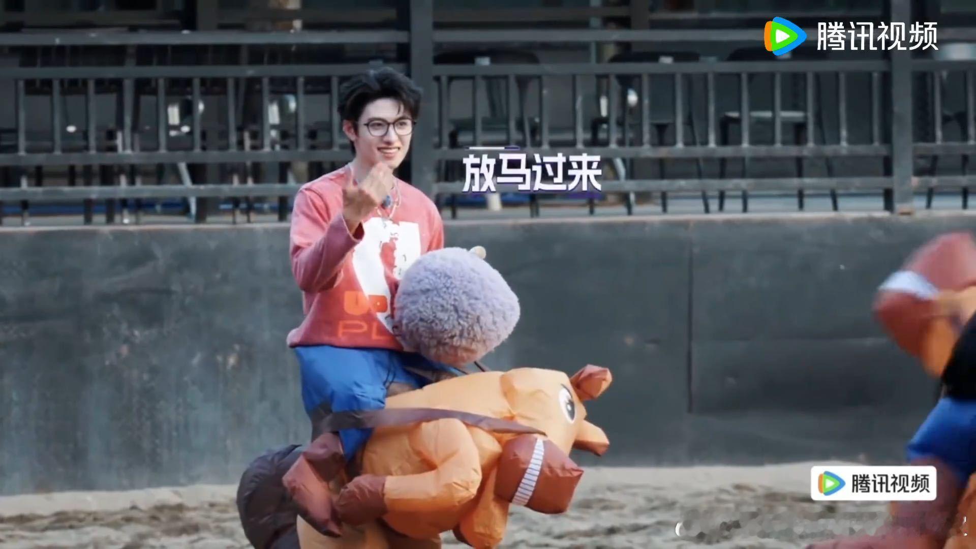 朱志鑫伤敌八百自损一千一路向海的少年 朱志鑫想用假动作晃开对手，结果把自己眼镜打