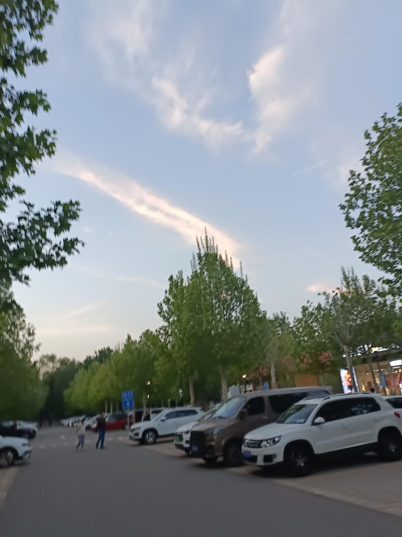 晒图笔记大赛 我也超爱这种天空！之前去海边度假，傍晚时分的天空简直绝了。那渐变的