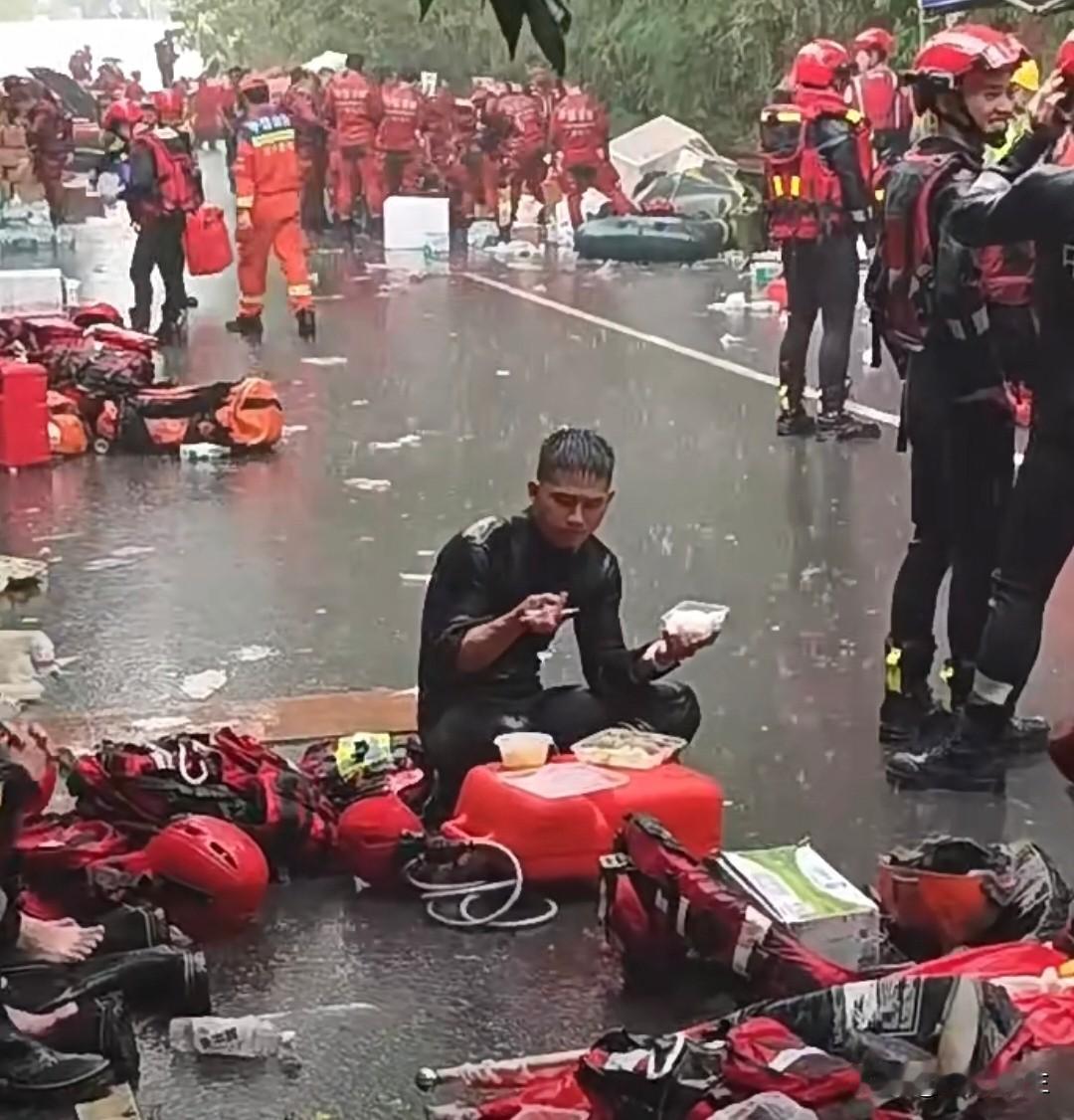 刷到这条救援视频，
心里实在难受！

7月9号贵港白沟井学校边上雨下得超大，几个