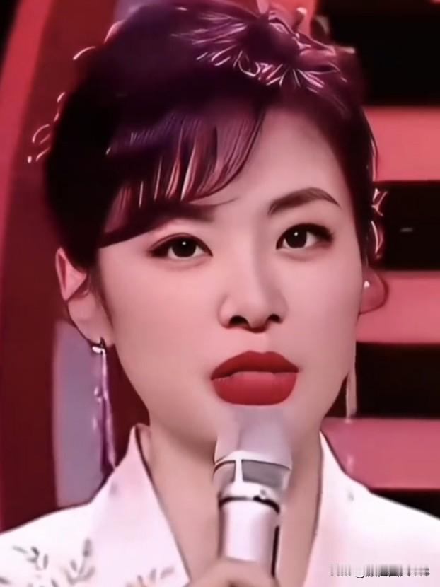 央视女神周涛，端庄温婉，声动四方。从春晚舞台到荧幕前后，她以优雅与才华书写主持传