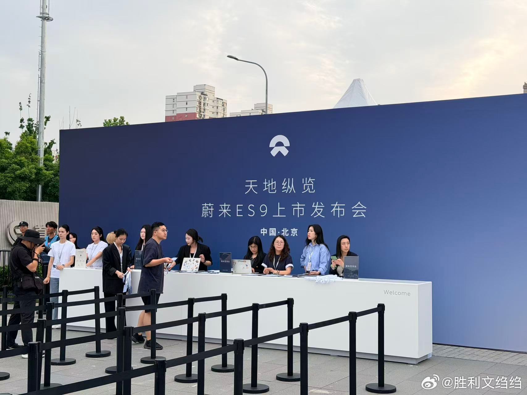 今晚看看蔚来ES9的发布会这台脏兮兮的你们猜是哪台车