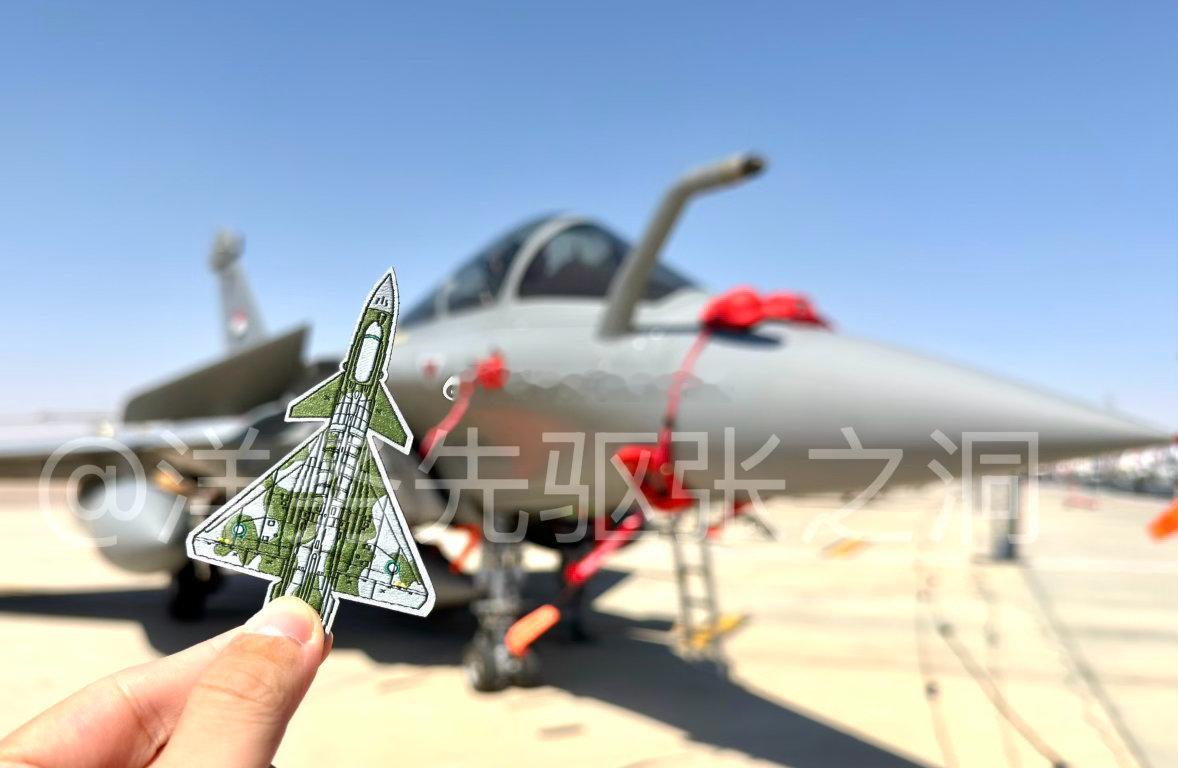 埃及航展 今日最佳（其实是最幽默）：我拿着J-10CE臂章跟“阵风”合影，印度空