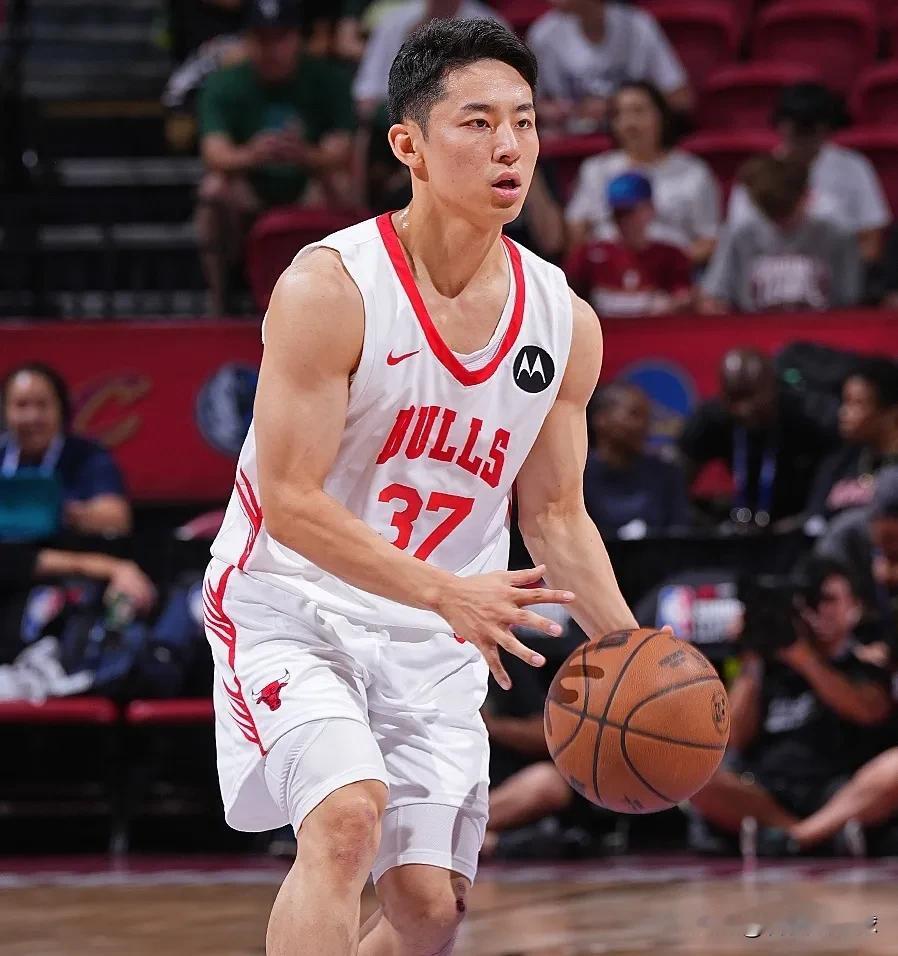 仅剩杨瀚森！北京时间10月18日上午，NBA芝加哥公牛队宣布裁掉双向球员河村勇辉