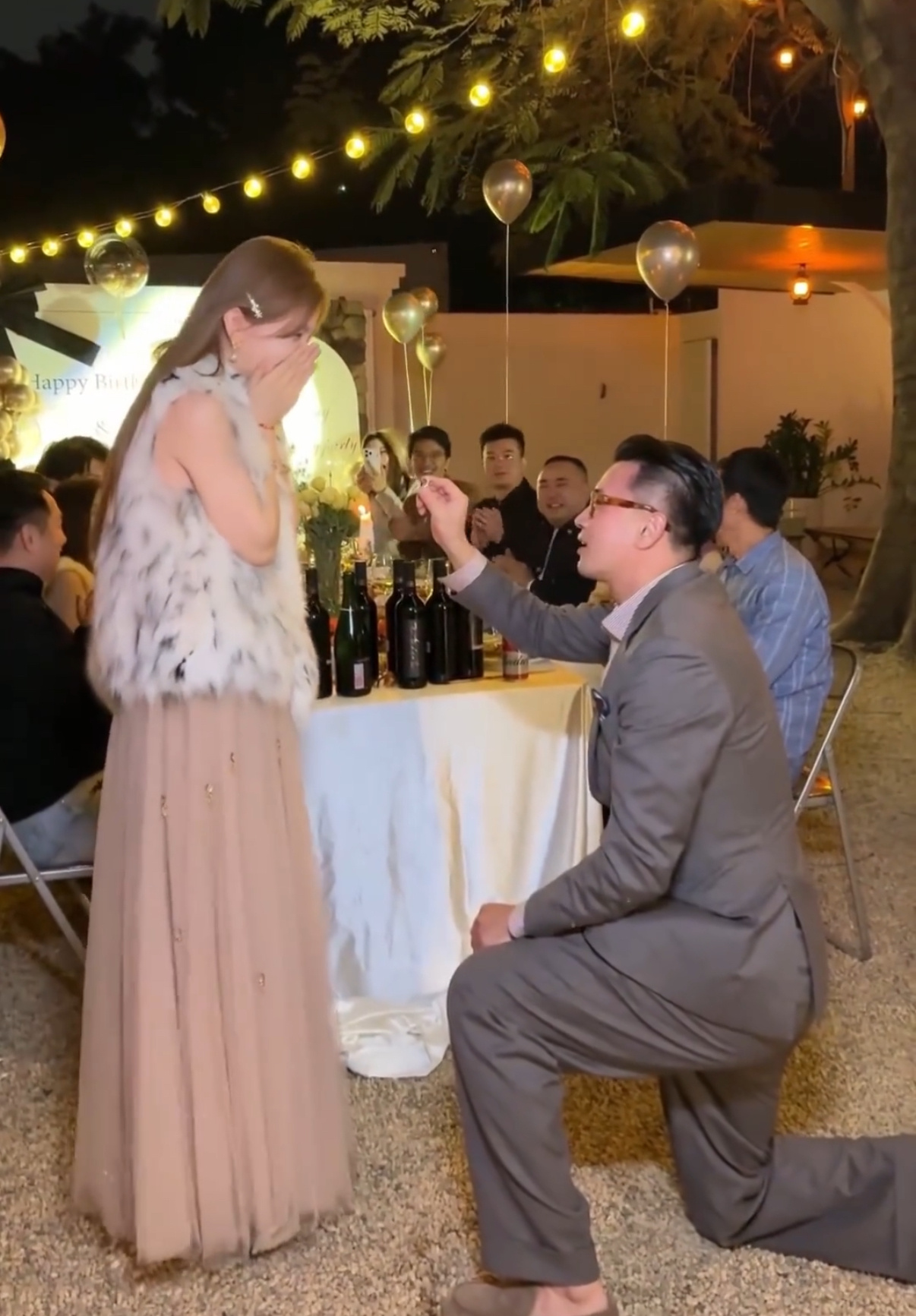 蒋毅向赵樱子求婚 赵樱子发了一段蒋毅向自己求婚的视频，旁边的人也起哄亲一个。两人