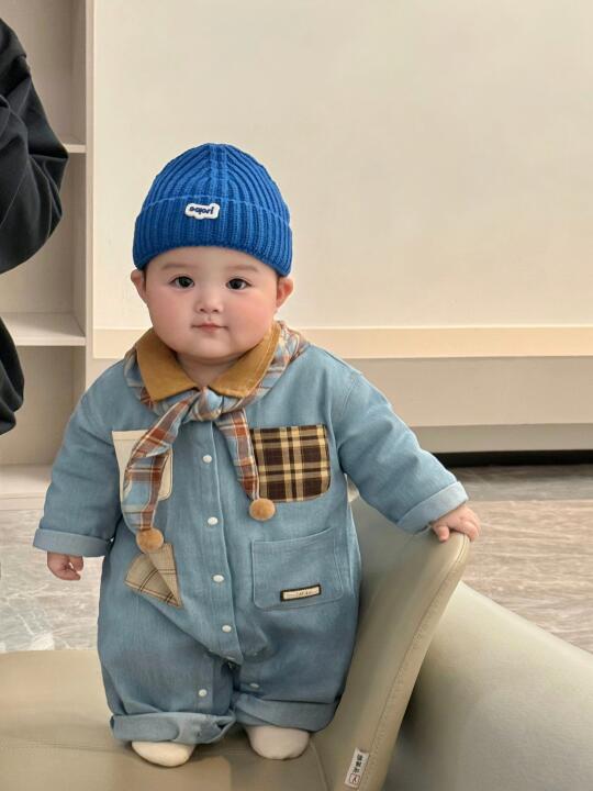 好喜欢我的胖宝宝，真像一个小手办呀～