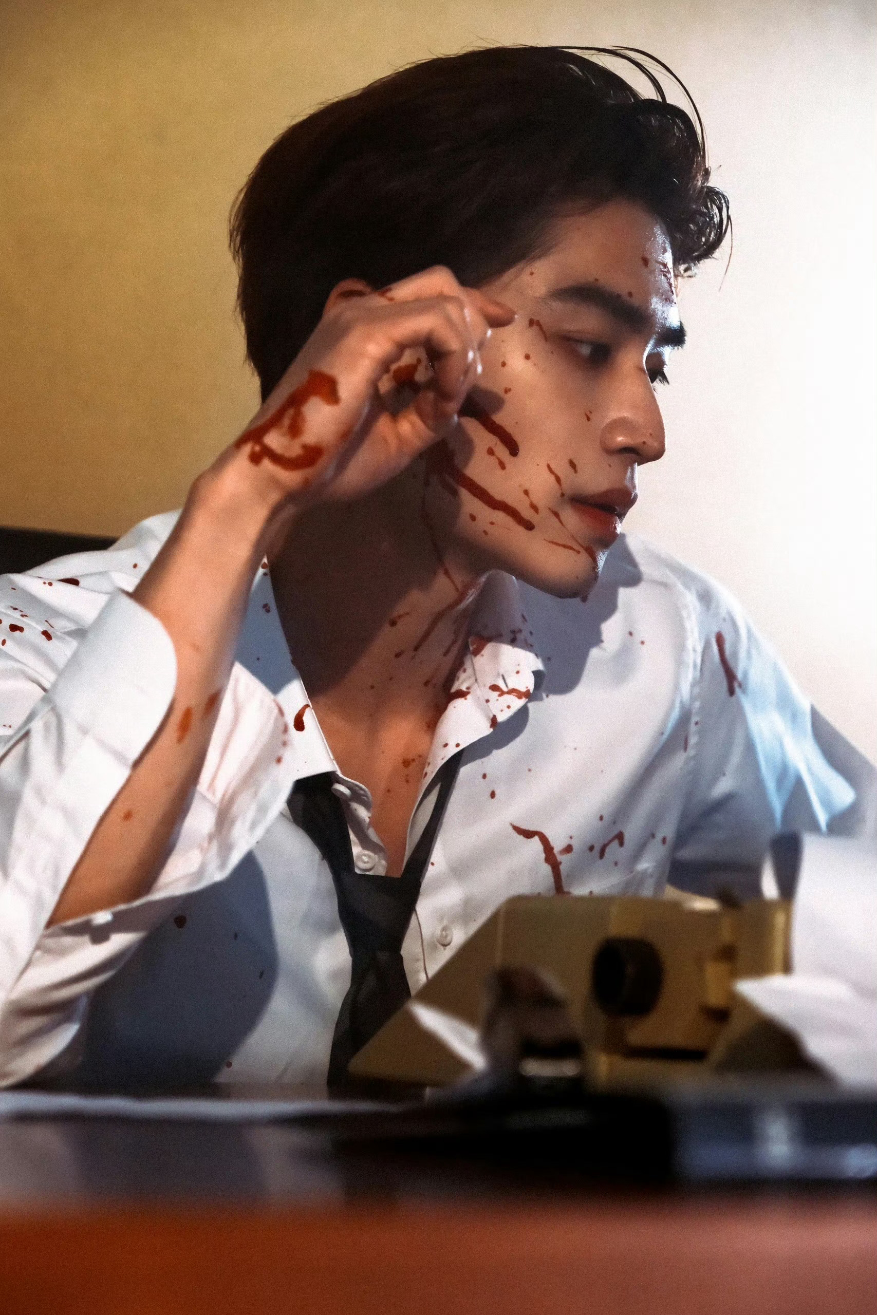 张康乐 × 今日营业造型大片 📸张康乐戴眼镜完全斯文败类来的