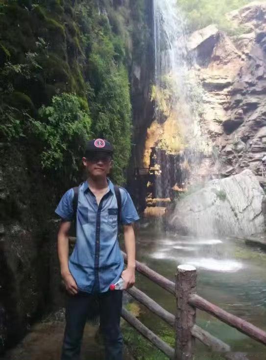 仝卓表弟在柬埔寨失联希望人没事 赶紧找到吧 