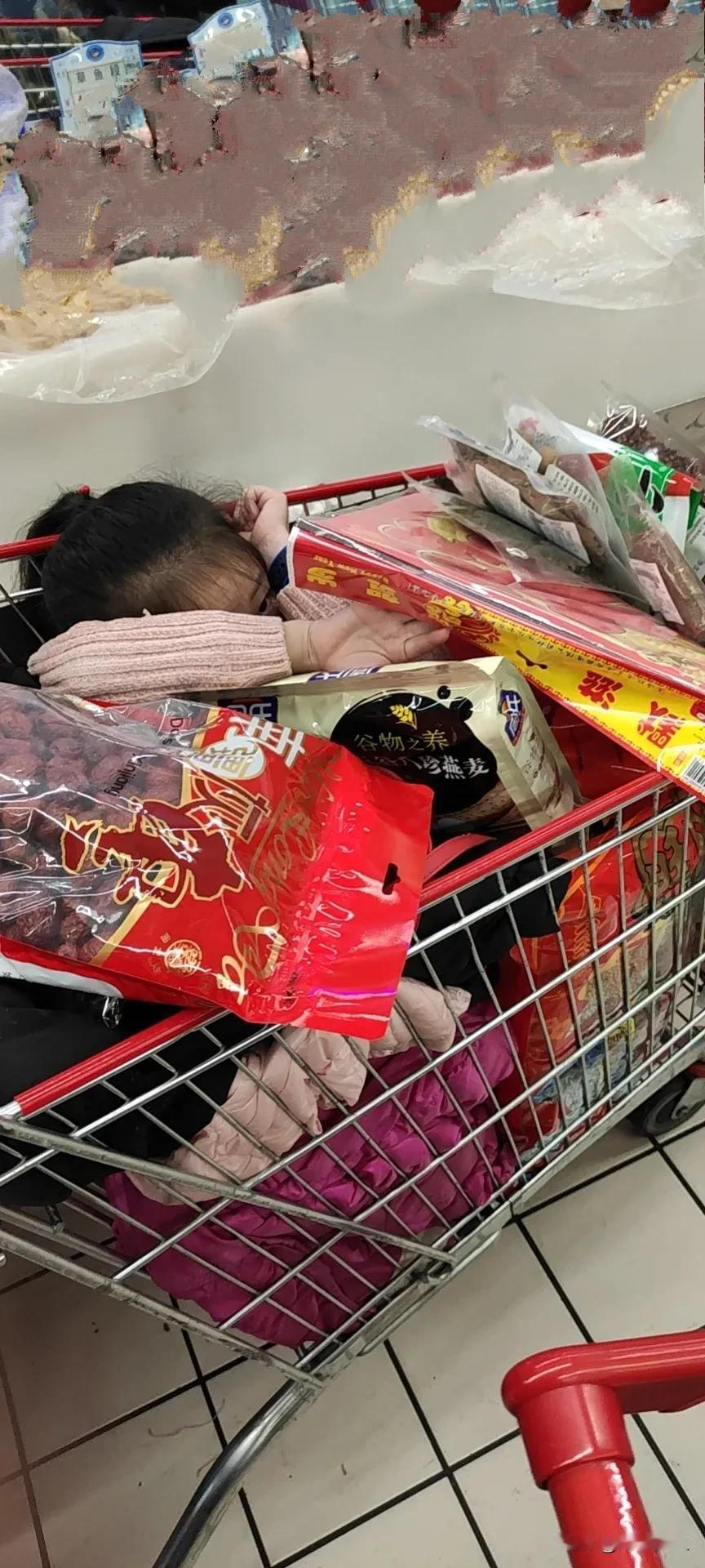 谁来救救小朋友，她被年货包围了[捂脸]
过年