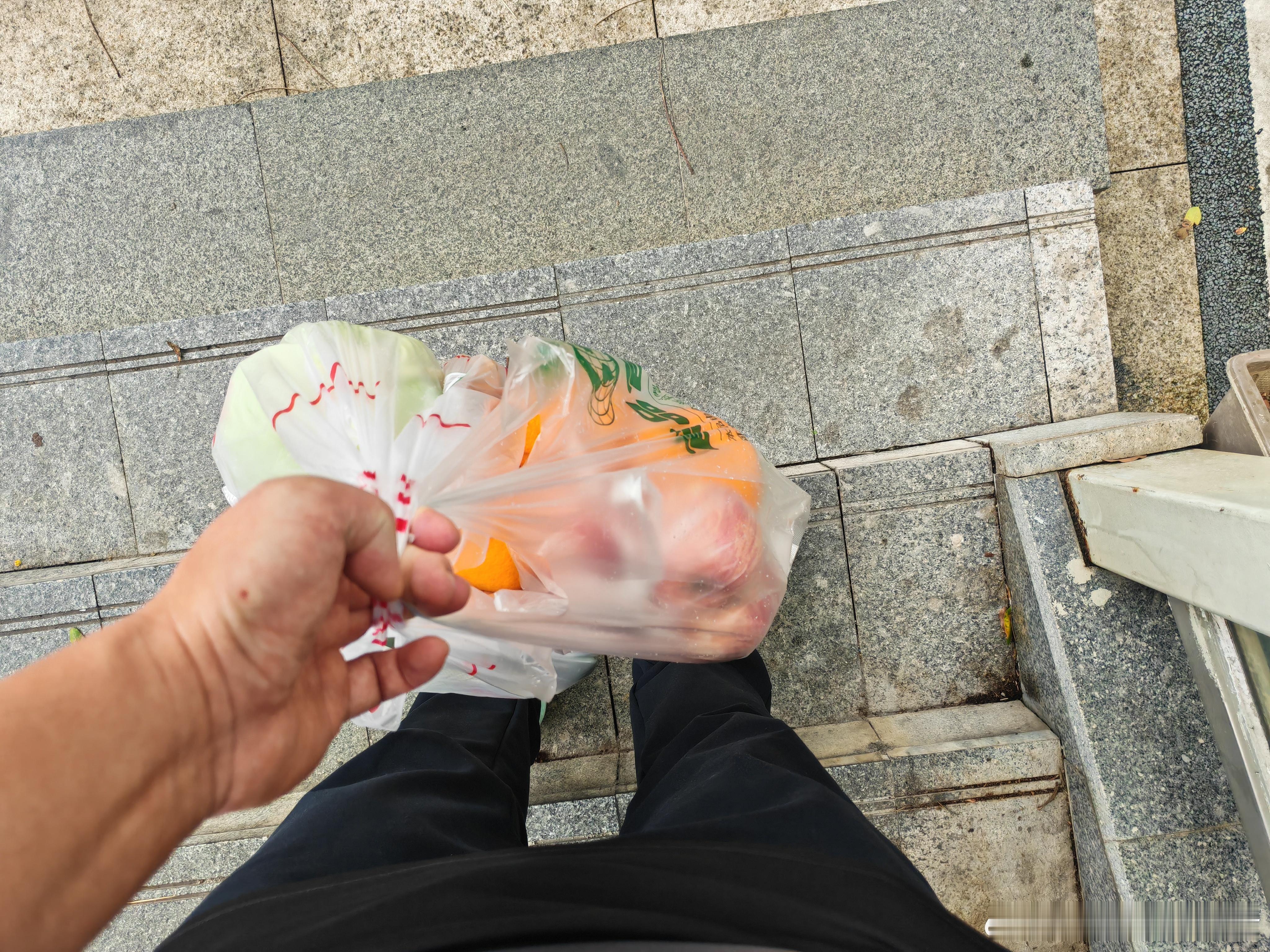 今天深圳好冷啊，我都穿上长裤了，在外面锻炼，小雨不停的下，冷风不停的吹，难受得很