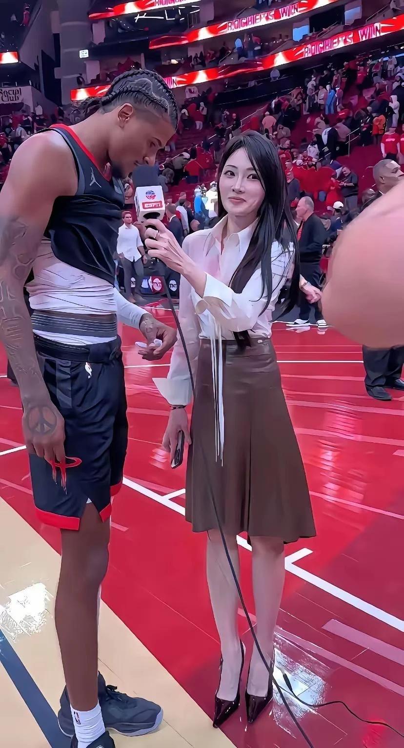 近距离接触篮球明星，感受他的魅力与风采！🏀🎙️