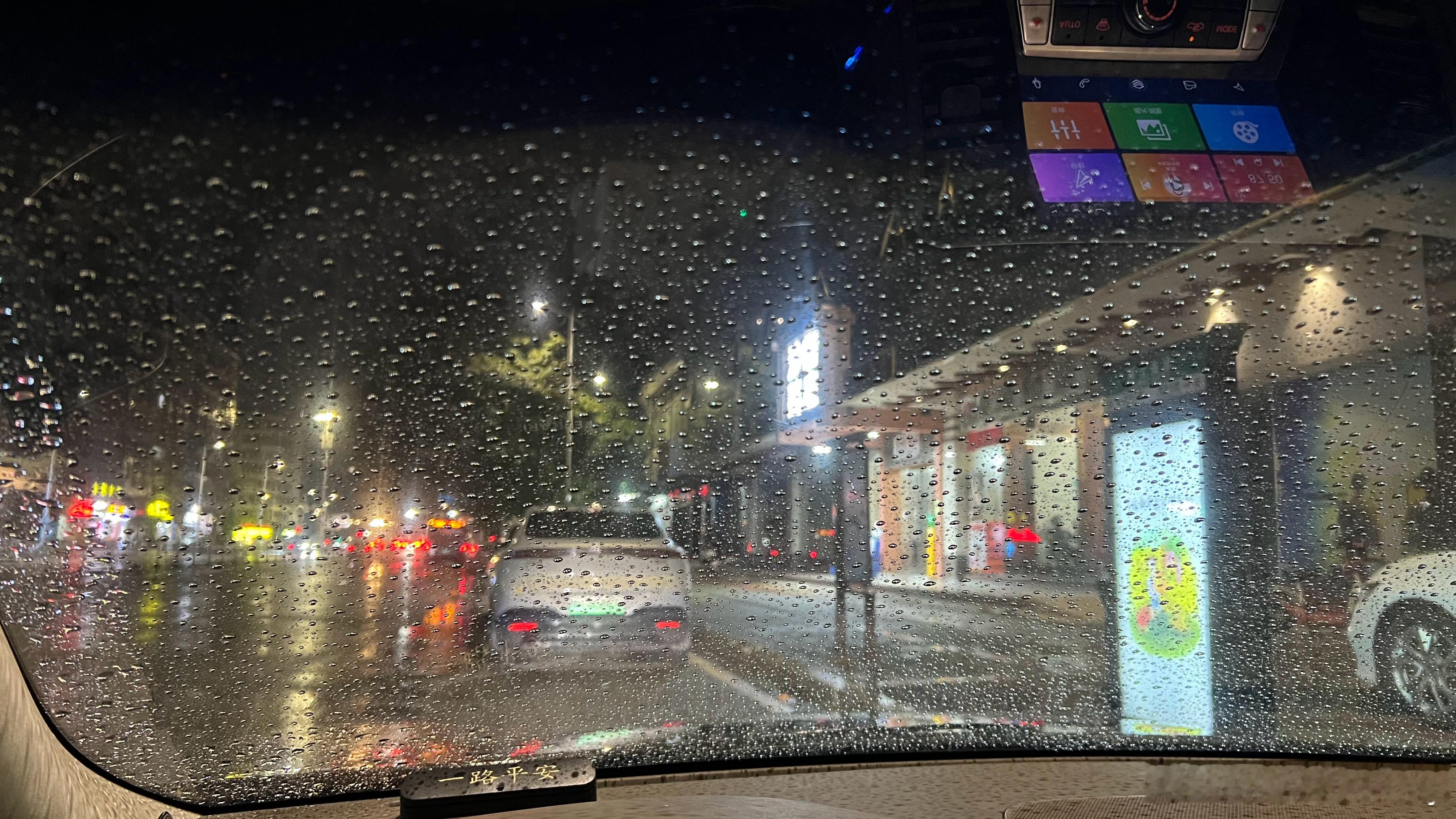 今天看到蜻蜓低空飞行，但是看天空还是晴空万里，没想到晚上就下雨了[哆啦A梦吃惊]