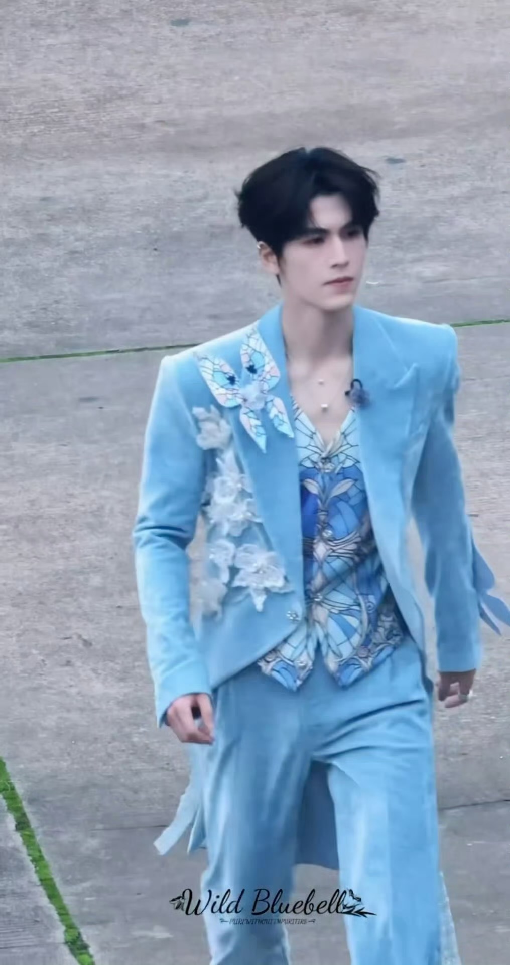 张凌赫开推4蓝色蝴蝶燕尾服，看大长腿帅哥穿这种王子装真的不要太帅