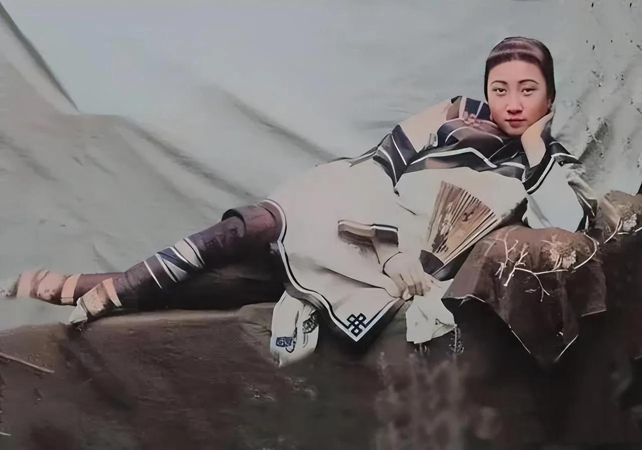 下面四张图，如果我不做具体说明，很多人会直观地以为：图一二三是晚清大家闺秀或者贵