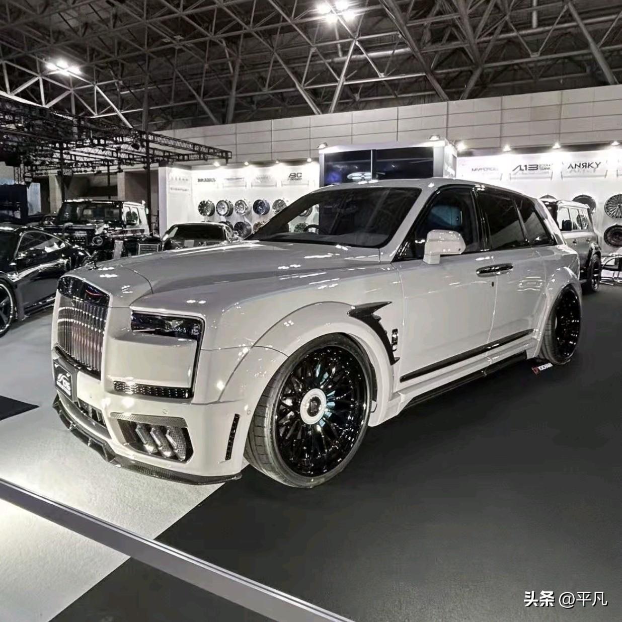 刚才刷到个帖子问库里南有没有排面，还有人阴阳说是不是网红标配。

这么说吧，周鸿